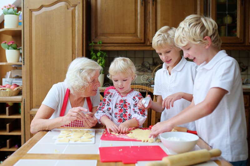 Grootmoeder met grandkids die in de keuken koken royalty-vrije stock fotografie Grootmoeder met grandkids die in de keuken koken royalty-vrije stock fotografie