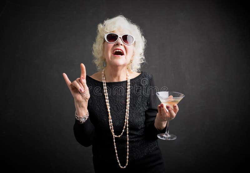 Grootmoeder met zonnebril en drank ter beschikking