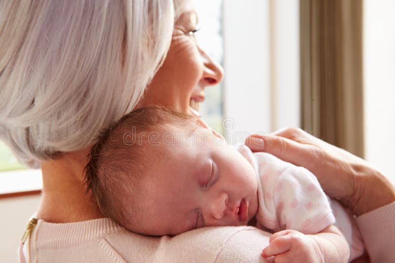 Grootmoederholding die Pasgeboren Babykleindochter slapen