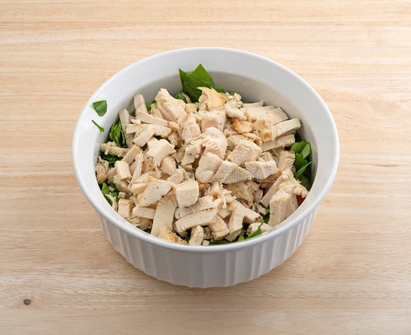 Gros morceaux de blanc de poulet dans une cuvette avec des épinards images stock Gros morceaux de blanc de poulet dans une cuvette avec des épinards images stock