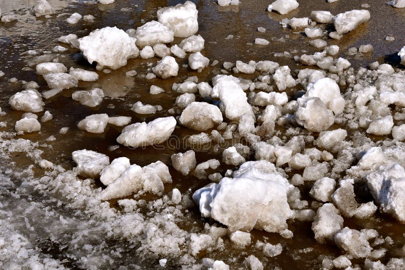 Gros morceaux des gros morceaux de banquise de neige flottant dans l'eau images stock Gros morceaux des gros morceaux de banquise de neige flottant dans l'eau images stock