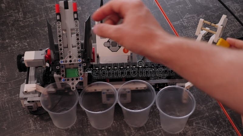Gros plan d'un groupe d'enfants jouant avec des robots dans une école de robotique. banque de vidéos
