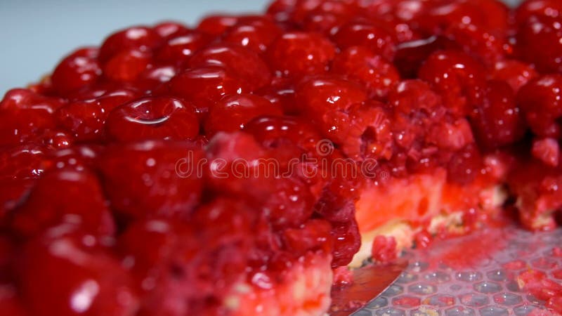 Gros plan d'un morceau de tarte frais de framboise pris du plateau