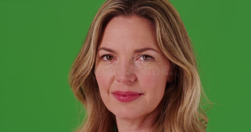 Gros plan d'une caucasienne d'âge moyen sur écran vert clips vidéos