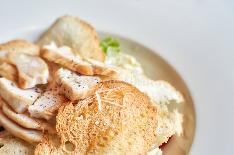 Gros plan d'une délicieuse salade de césar au poulet croutons croustillants et broyés photographie stock libre de droits