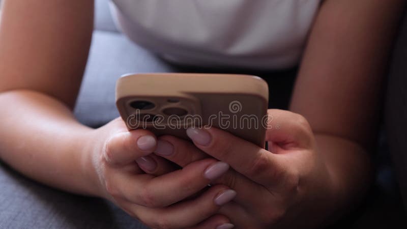 Gros plan d'une femme mains messagerie sur smartphone banque de vidéos