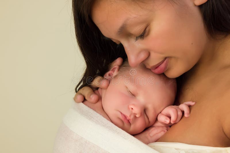 Mere Avec Les Jumeaux Nouveau Nes De Bebe Image Stock Image Du Ferme Personne Mere Avec Les Jumeaux Nouveau Nes De Bebe Image Stock Image Du Ferme Personne