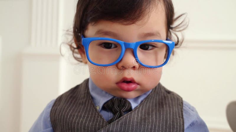 Gros plan de bébé mignon garçon et petite fille dans banque de vidéos