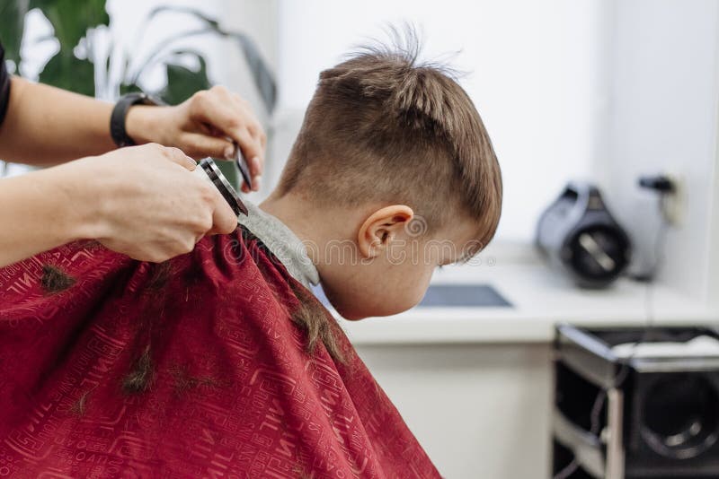 Les Mains Des Barbiers Vaporisent Les Cheveux Des Petits Garçons Avec Un  Pistolet Pulvérisateur. Banque D'Images et Photos Libres De Droits. Image  166477936