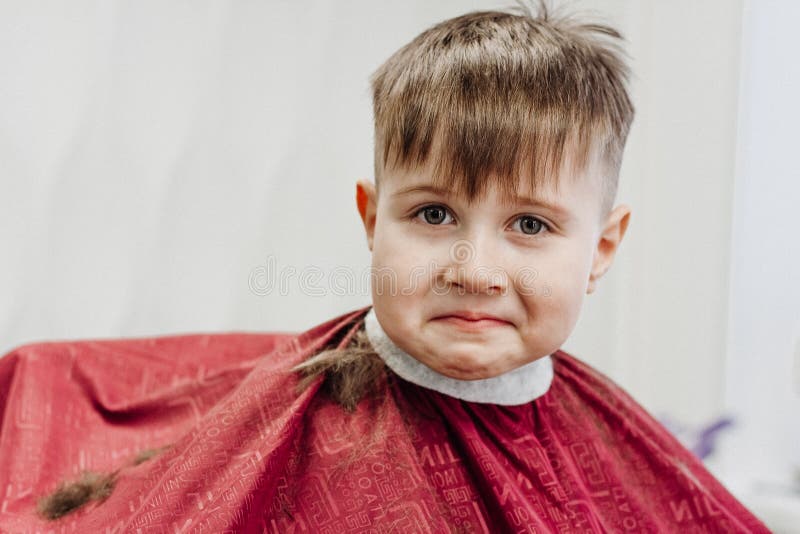 Les Mains Des Barbiers Vaporisent Les Cheveux Des Petits Garçons Avec Un  Pistolet Pulvérisateur. Banque D'Images et Photos Libres De Droits. Image  166477936