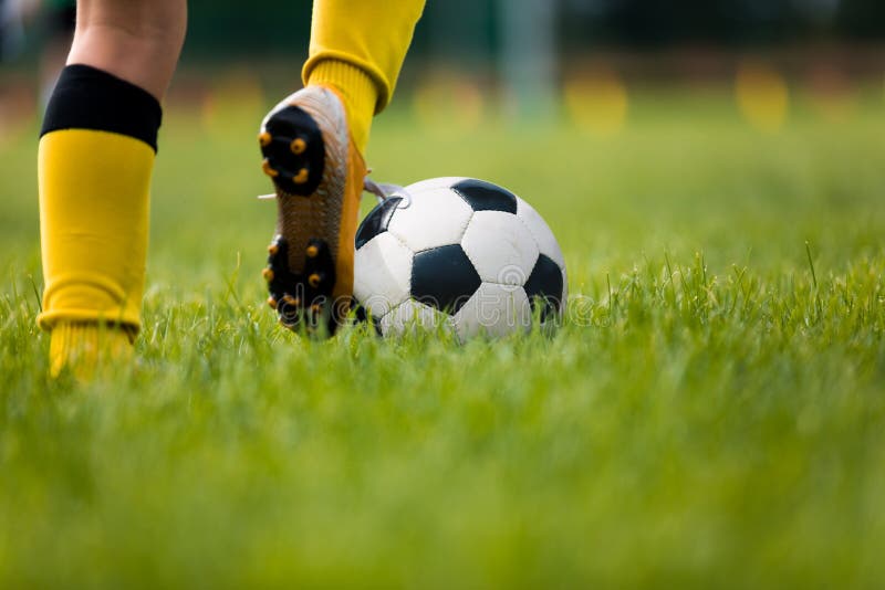 561 Pied Donnant Un Coup De Pied Le Ballon De Football Photos Libres De Droits Et Gratuites De Dreamstime 561 Pied Donnant Un Coup De Pied Le Ballon De Football Photos Libres De Droits Et Gratuites De Dreamstime