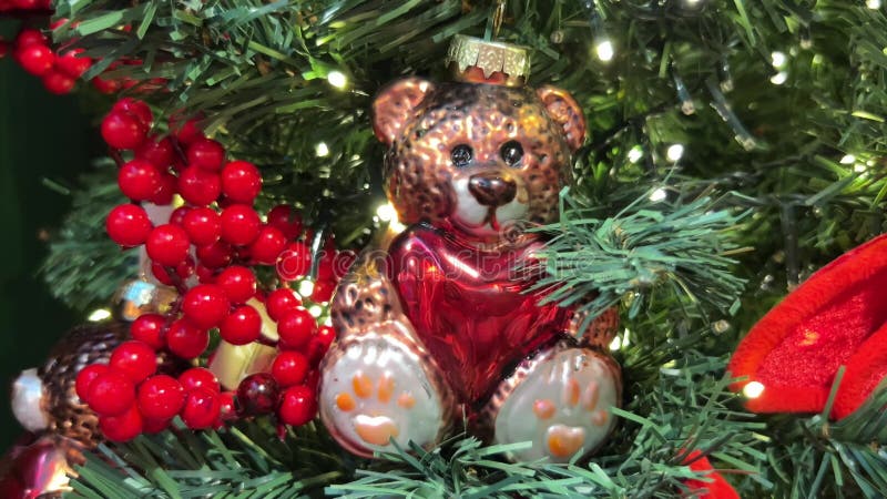 Gros plan de l'ours mignon sur l'arbre de noël banque de vidéos