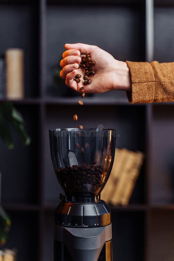 Gros Plan D'un Moulin à Café Noir élégant. Barman Tenant La Main