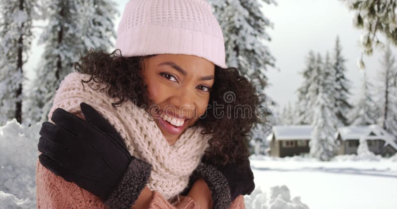Gros plan de la mignonne femelle noire frissonnant dehors dans la neige rire joyeusement clips vidéos