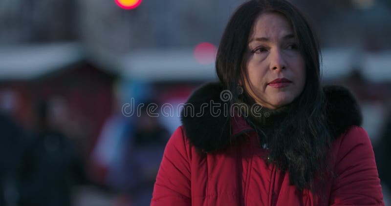 Gros plan de la position du caucase adulte de femme de renversement de la rue de la ville et le temps de vérification Portrait de banque de vidéos