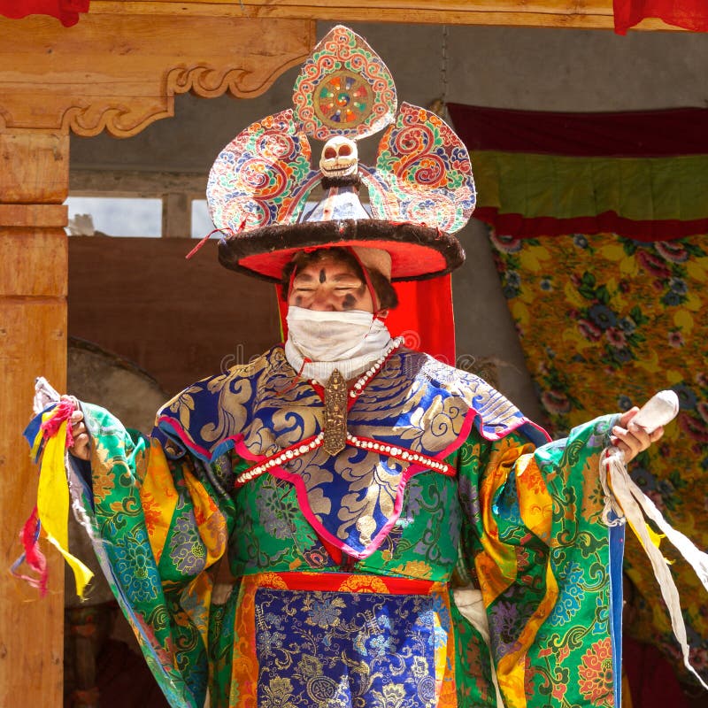 Gros plan de Lama en costume rituel et chapeau orné d'un mystère historique Danse du chapeau noir du bouddhisme tibétain sur le C photo libre de droits Gros plan de Lama en costume rituel et chapeau orné d'un mystère historique Danse du chapeau noir du bouddhisme tibétain sur le C photo libre de droits
