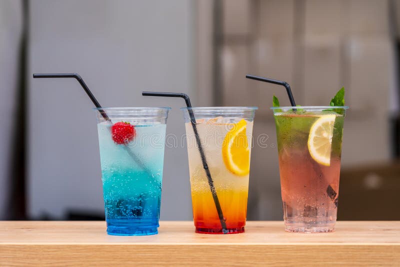 Gros Plan De Trois Cocktails Fruités Dans Des Verres Jetables Transparents  Avec Des Pailles à Vendre Au Festival Alimentaire De Ru Image stock - Image  du régénération, citronnade: 251125257