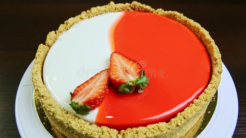 Gros plan de vue de dessus entier autour du gâteau au fromage vitré décoré avec des fraises en tranches banque de vidéos
