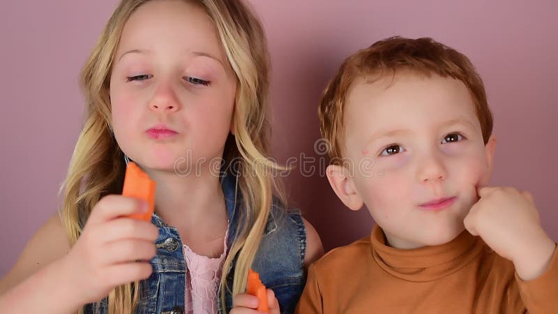 Gros plan des enfants caucasiens mignons adorables frère et soeur de torsion d'un doigt banque de vidéos