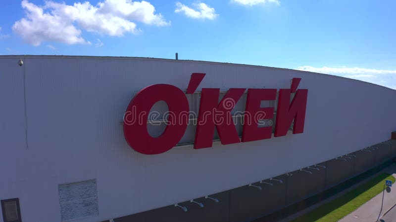 Gros plan des lettres rouges du logo d'okey. Vue aérienne du logo du supermarché d'okey