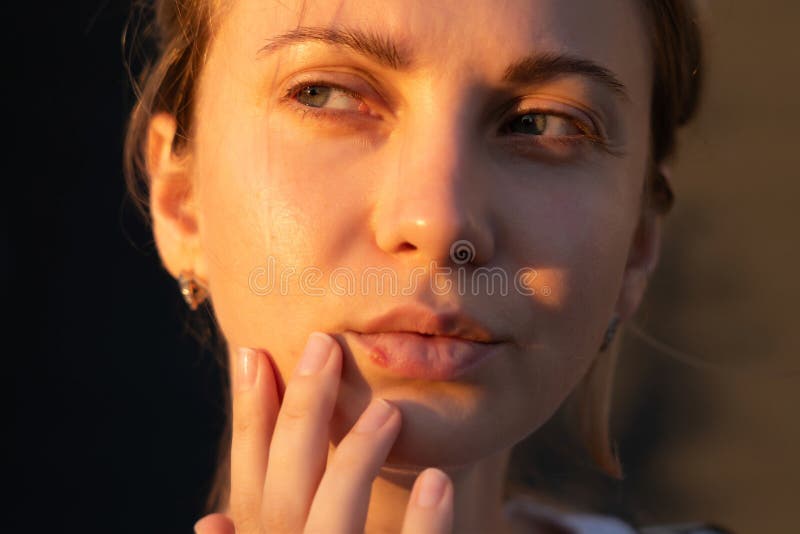 Gros plan des lèvres des filles avec l'herpès toucher avec le doigt. concept dermatologie beauté image stock