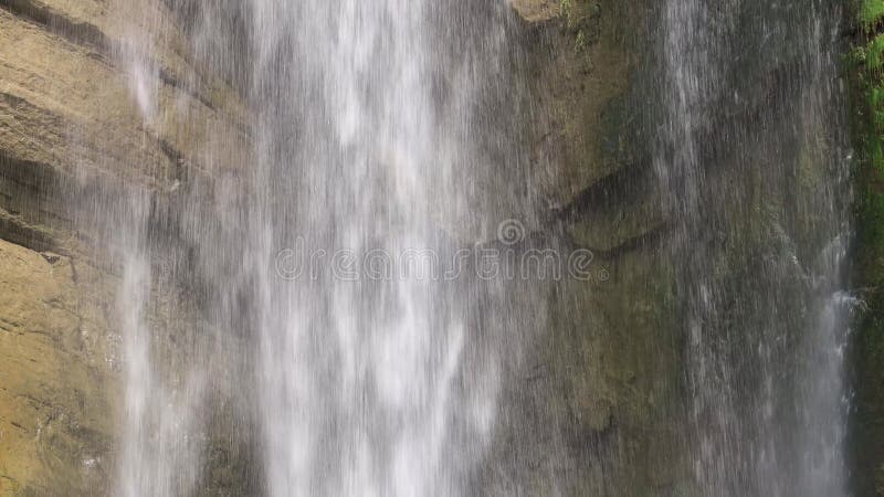 Gros plan des vagues dans le large courant au milieu de la cascade. banque de vidéos