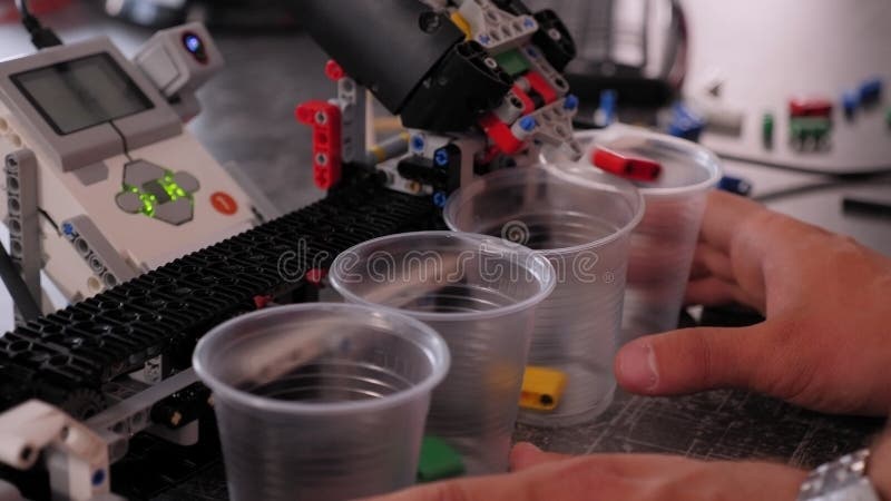 Gros plan du groupe d'enfants qui jouaient avec les robots rassemblés dans une école de robotique banque de vidéos