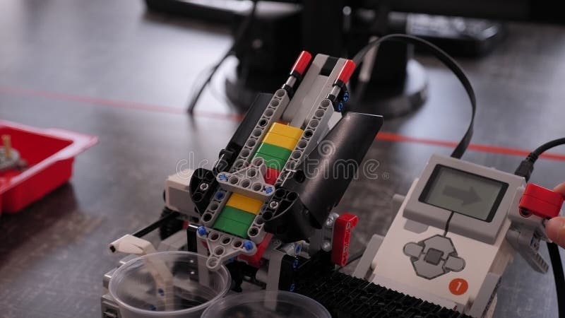 Gros plan du groupe d'enfants qui jouaient avec les robots rassemblés dans une école de robotique banque de vidéos