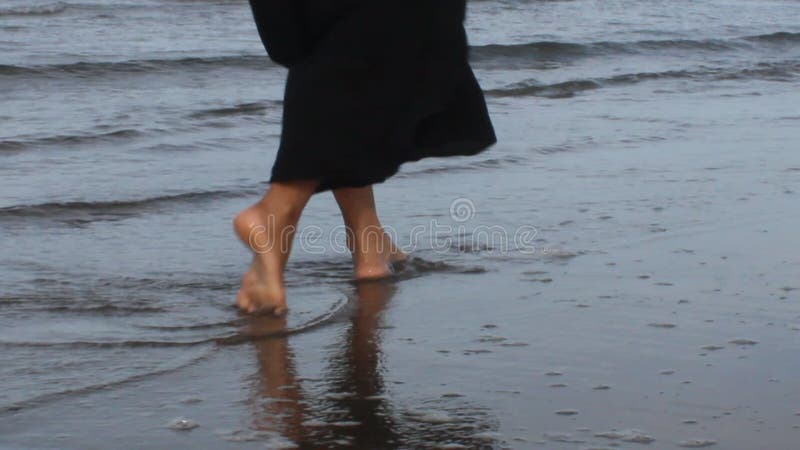 Gros plan jambes mince femme marcher pieds nus sur sable humide et vagues de mer concept de week-end de voyage banque de vidéos