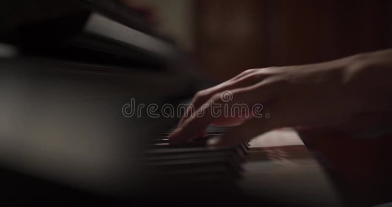 Gros plan musicien doigt au piano le pianiste jouant du piano dans la chambre piano classique
