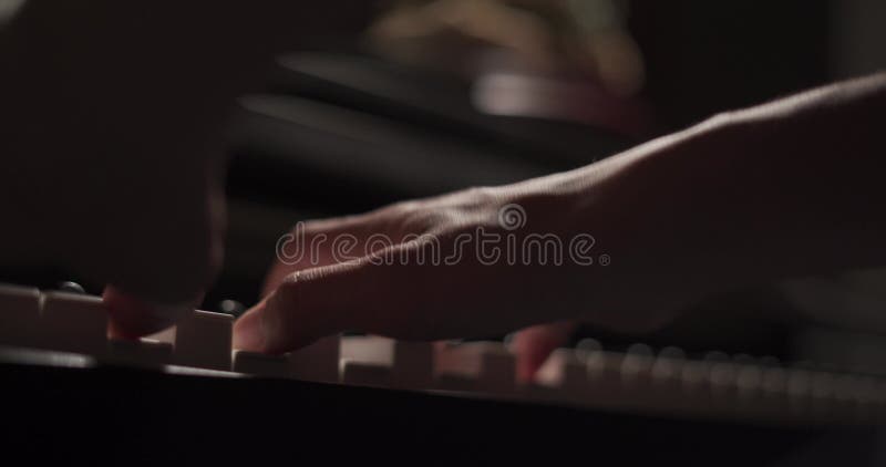 Gros plan musicien doigt au piano le pianiste jouant du piano dans la chambre piano classique