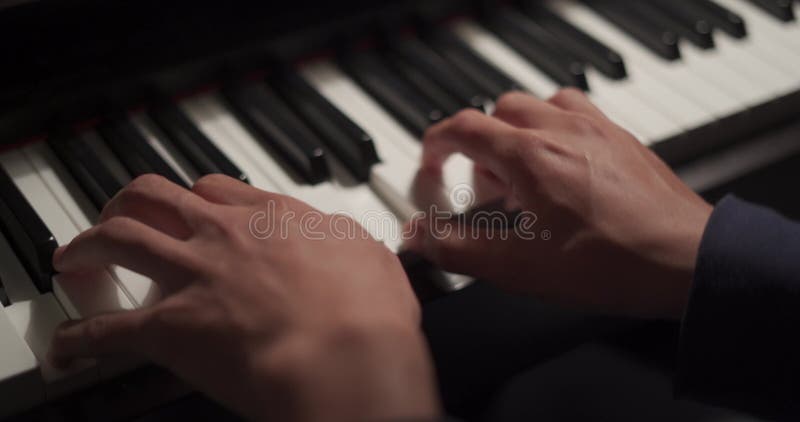 Gros plan musicien doigt au piano le pianiste jouant du piano dans la chambre piano classique