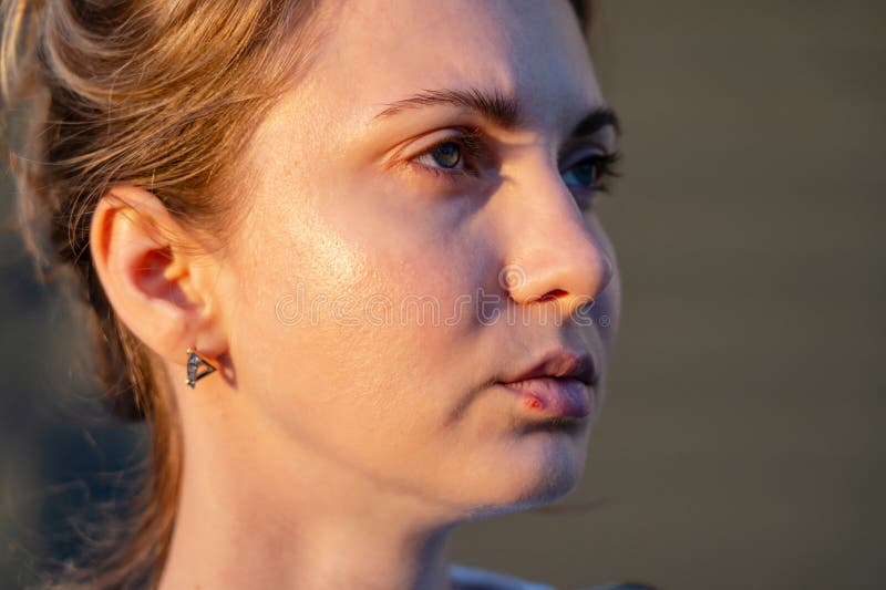 Gros plan sur les lèvres de fille avec l'herpès. concept dermatologie beauté image stock