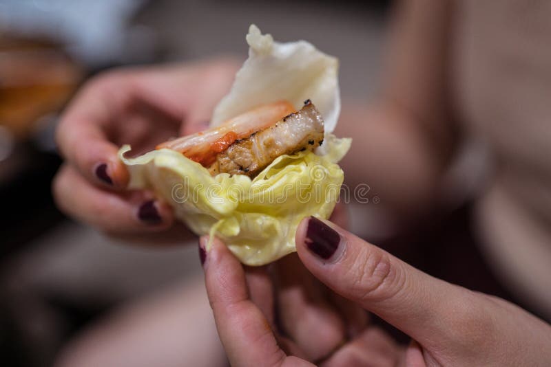 Gros Plan Sur Un Barbecue Coréen Grillé Sur Un Poêle À Charbon Chaud Avec  D'autres Ingrédients Banque D'Images et Photos Libres De Droits. Image  139353426