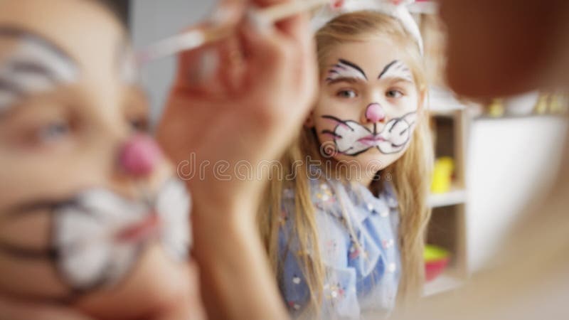 Vidéo de gros plan de la peinture faciale pour lapin de pâques. clips vidéos