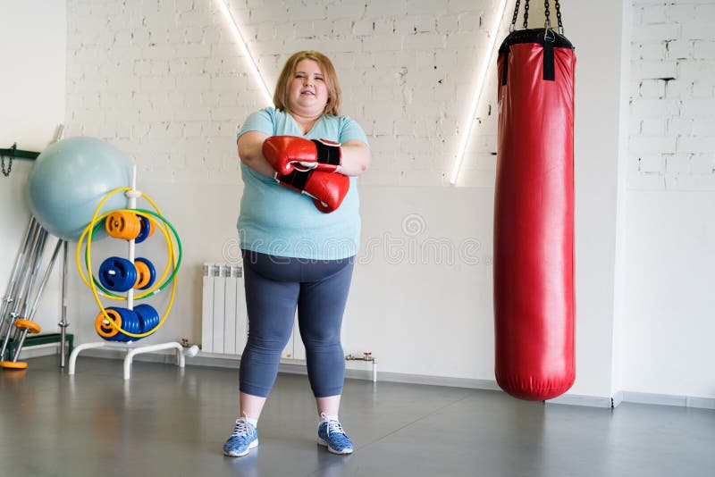 Grosse boxe de femme dans le gymnase photographie stock Grosse boxe de femme dans le gymnase photographie stock