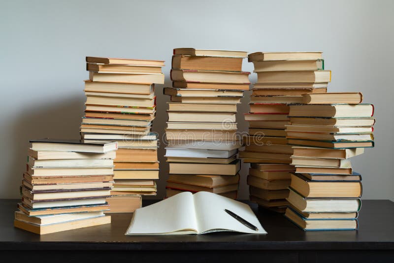 Grosse Pile De Livres Sur La Table - étudier Avant L'examen.