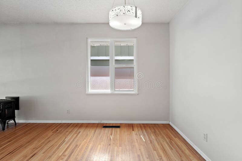 Grosser Raum mit Fenster und Leuchte stockfotos