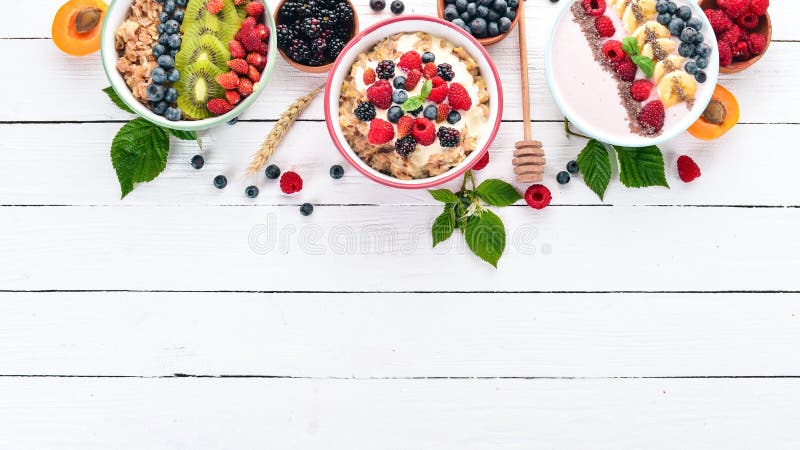 Grosses Sortiment von Schweinefleisch mit Obst und Beeren Frühstück auf weißem Holzboden stockbild
