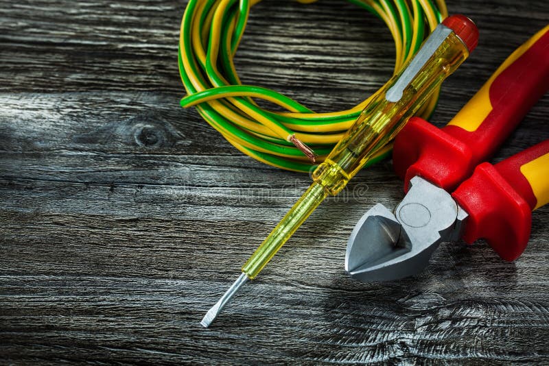 Grosso pezzo isolato delle pinze del cacciavite di cavo sul bordo di legno fotografia stock libera da diritti Grosso pezzo isolato delle pinze del cacciavite di cavo sul bordo di legno fotografia stock libera da diritti