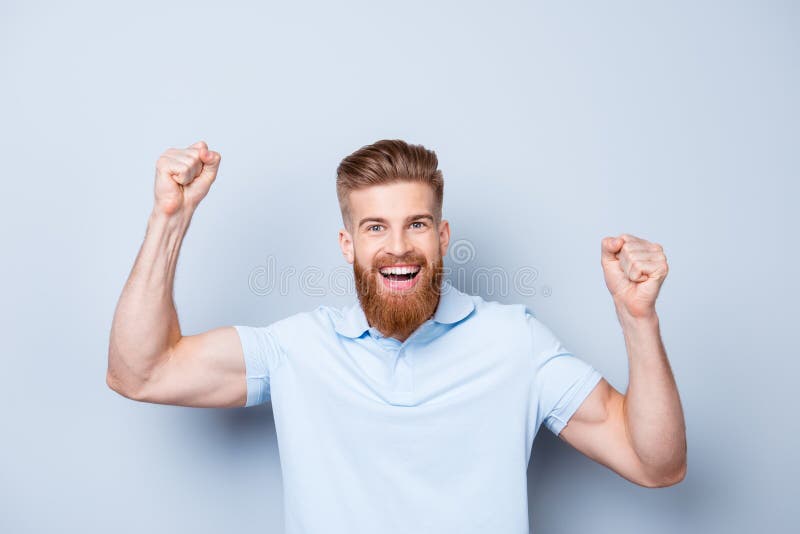 Grote baan! Zeer opgewekte jonge rode gebaarde modieuze freelancer is royalty-vrije stock afbeeldingen Grote baan! Zeer opgewekte jonge rode gebaarde modieuze freelancer is royalty-vrije stock afbeeldingen