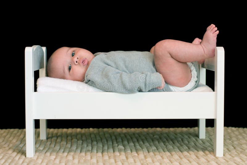 Trouwens etnisch Reizende handelaar Grote Baby in Een Klein Bed Stock Afbeelding - Image of haar, koude:  12689441