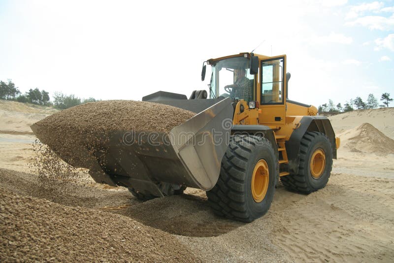Grote backhoe en volledige emmer royalty-vrije stock foto's Grote backhoe en volledige emmer royalty-vrije stock foto's