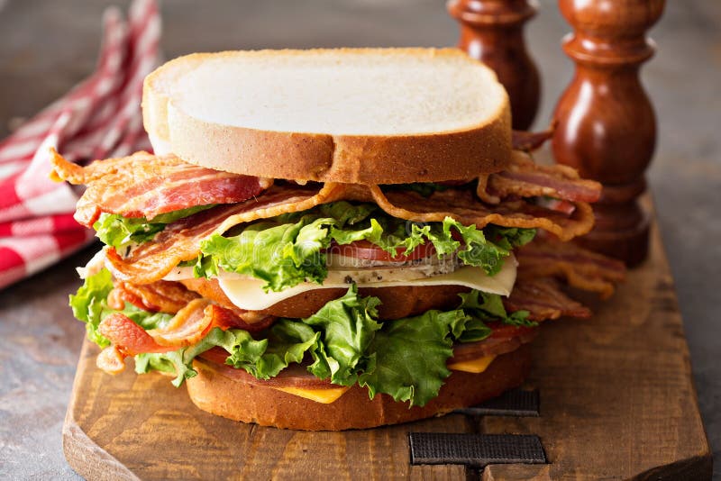 Grote BLT, baconsla en tomatensandwich royalty-vrije stock afbeelding Grote BLT, baconsla en tomatensandwich royalty-vrije stock afbeelding