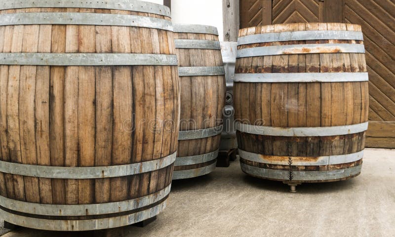 Bungalow moe zuurstof Grote Bruine Houten Vaten of Wijnvaten Stock Afbeelding - Image of bruin,  wijngaard: 131265697