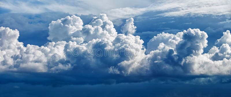 Grote cumuluswolk - een panoramische foto