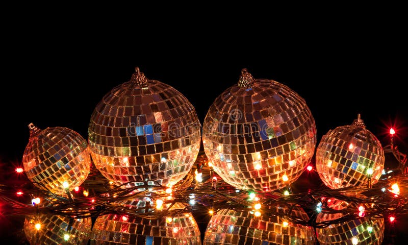 Grote en kleine Kerstmisballen met spiegeloppervlakte stock foto's Grote en kleine Kerstmisballen met spiegeloppervlakte stock foto's