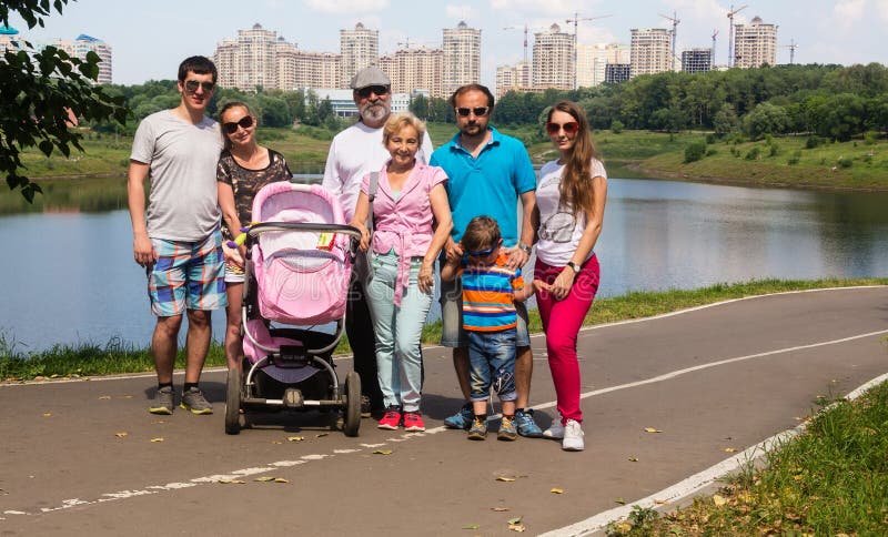 Grote familie op een achtergrond van nieuwe gebouwen royalty-vrije stock afbeelding Grote familie op een achtergrond van nieuwe gebouwen royalty-vrije stock afbeelding