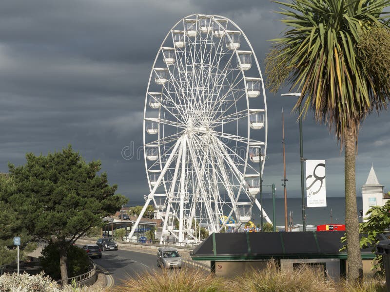 Grote ferris rijden op de pijler van Bournemouth een grote en populair toeristenbestemming royalty-vrije stock foto Grote ferris rijden op de pijler van Bournemouth een grote en populair toeristenbestemming royalty-vrije stock foto