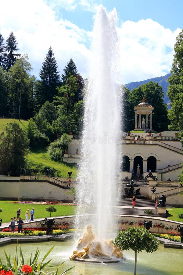 Grote fontein in de tuin van het kasteel Linderhof in Duitsland royalty-vrije stock foto's Grote fontein in de tuin van het kasteel Linderhof in Duitsland royalty-vrije stock foto's